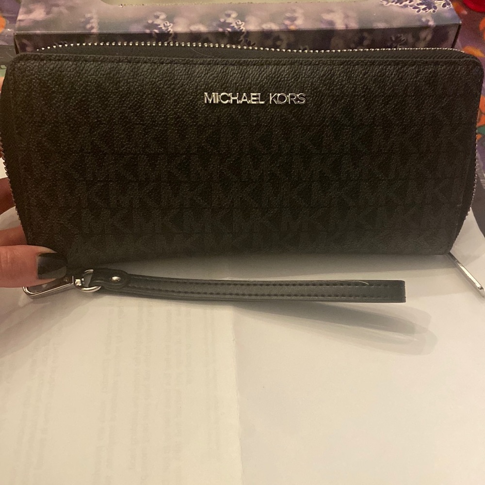BRAND NEW MICHAEL KORS LARGE WALLET